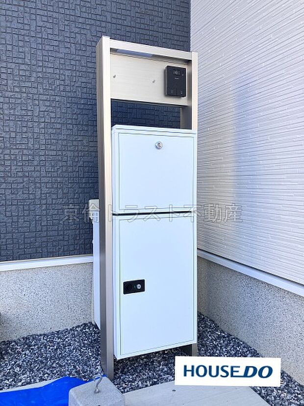 【機能ポスト】インターホンとポストが一体になった機能門柱が設置されています。便利な宅配ボックス付きです◎
