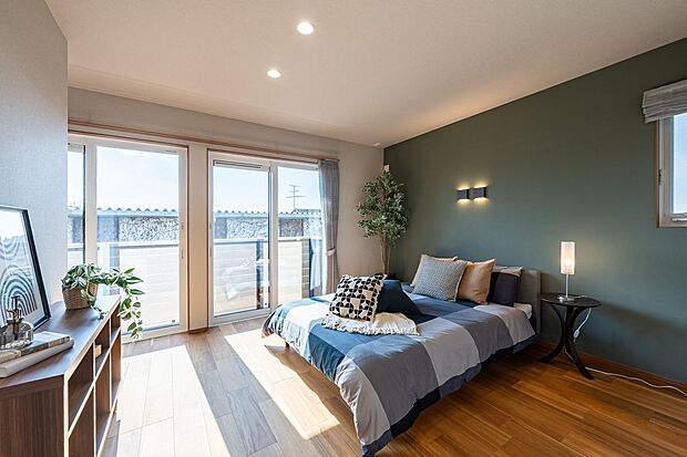 【寝室】■2号地主寝室 約9.9帖の主寝室(ワークスペース含む)は、ベッドを置いてもゆとりがある広さです。モスグリーンのアクセントクロスに、柔らかい間接照明が素敵な空間を演出してくれます。