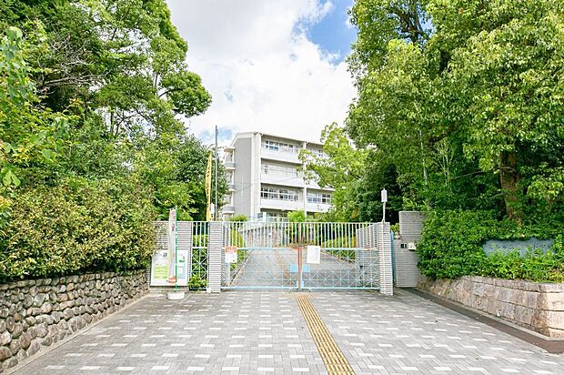 箕面市立萱野小学校（約580m）