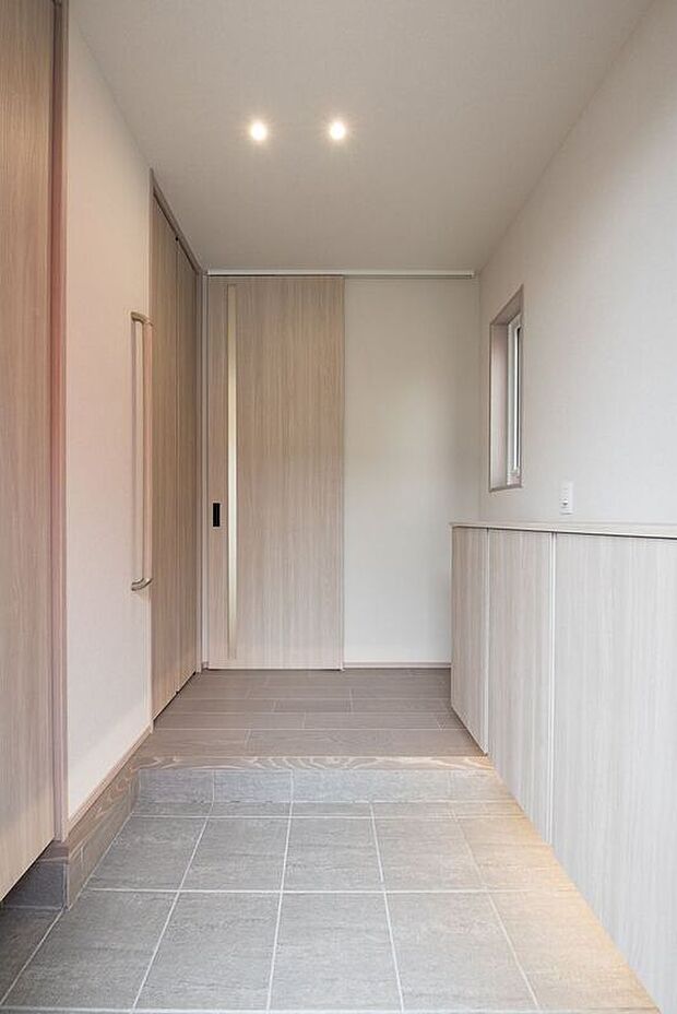 ■10号地玄関土がついたものの収納場所として土間クロークを確保。靴だけでなくベビーカーやアウトドア用品などもすっきりと収納できます。