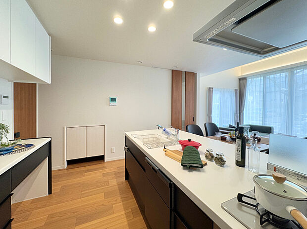 【キッチン】モノを使って活動する「ON」、収納してリラックスする「OFF」の切り替えがスムーズな適材適所の収納計画。リビングにはお掃除ロボットの基地が設けてあります。