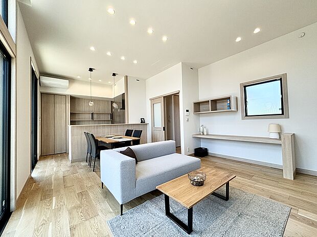 【施工事例:リビングから使える1階蔵のある家(富士市長通5)】蔵のおかげで自由になった空間に
あなたの好きなライフスタイルをデザインしませんか
使い勝手の良い1階の蔵、1.5階スキップフロアで
趣味やライフワークが充実!
テキスタイルフロアを敷き詰めた1.5階は、1階リビングと程よく繋がるお部屋
お子さまの遊び場やちょっとした休憩スペースなど様々な用途で便利に使用できます
つながりある空間はそのままにプライベートな空間をほどよくプラスすることができます