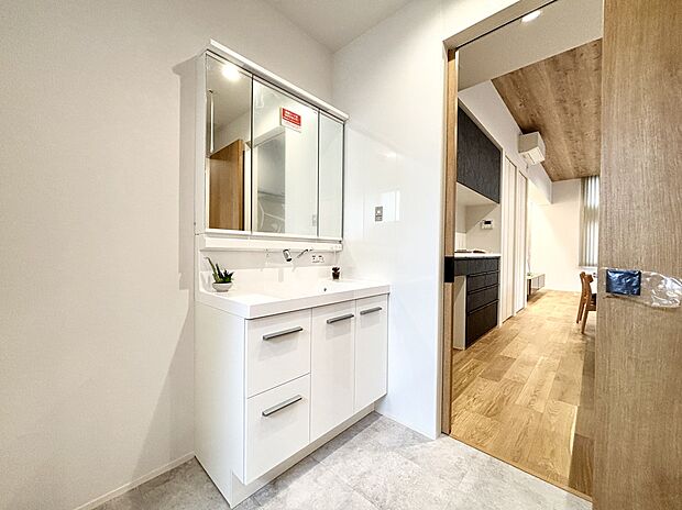 【13号棟】お手入れが楽なキレイアップカウンター&キレイアップ水栓のついたLIXIL「EV」洗面化粧台。つなぎ目のないカウンターは、見た目もスタイリッシュで汚れもサッとふと吹きでOKです!