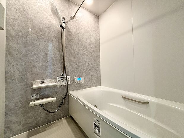 【13号棟】LIXIL「リデアMタイプ」のバスルーム。3種類の吐水モードのスイッチ付エコアクアシャワー、汚れにくいキレイサームフロア、お湯が冷めにくいサーモバスSなど、快適でお掃除も楽々です♪