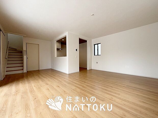 現地写真(リビング)
フローリング材には、木目、色調など木材特有の風合いがあり、ナチュラルな美しさになっています。