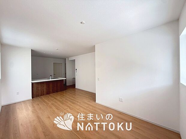 現地写真(リビング)
フローリング材には、木目、色調など木材特有の風合いがあり、ナチュラルな美しさになっています。