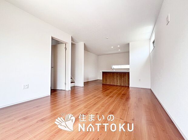 現地写真(リビング)
フローリング材には、木目、色調など木材特有の風合いがあり、ナチュラルな美しさになっています。