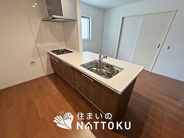 現地写真(キッチン)
収納たっぷりのシステムキッチン、浄水器付水栓を標準装備しています。