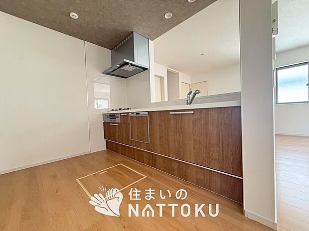 現地写真(キッチン)
収納たっぷりのシステムキッチン、浄水器付水栓を標準装備しています。