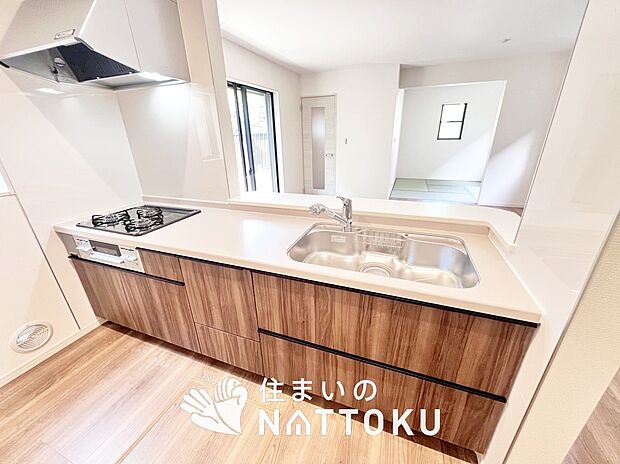 現地写真（キッチン）
収納たっぷりのシステムキッチン、浄水器付水栓を標準装備しています。