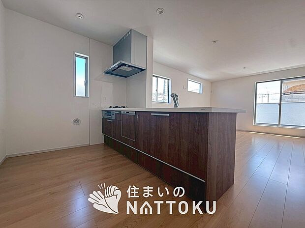 現地写真(キッチン)
収納たっぷりのシステムキッチン、浄水器付水栓を標準装備しています。