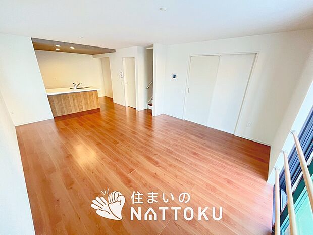 現地写真(リビング)
フローリング材には、木目、色調など木材特有の風合いがあり、ナチュラルな美しさになっています。