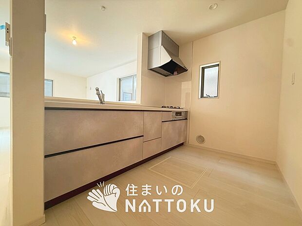 現地写真(キッチン)
収納たっぷりのシステムキッチン、浄水器付水栓を標準装備しています。