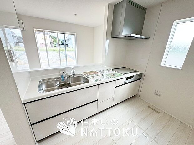 現地写真(キッチン)
収納たっぷりのシステムキッチン、浄水器付水栓を標準装備しています。