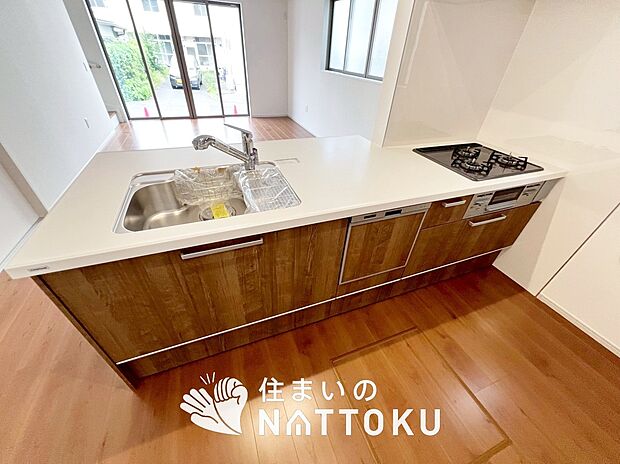 現地写真(キッチン)
収納たっぷりのシステムキッチン、浄水器付水栓を標準装備しています。