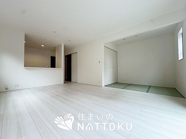 現地写真(リビング)
フローリング材には、木目、色調など木材特有の風合いがあり、ナチュラルな美しさになっています。