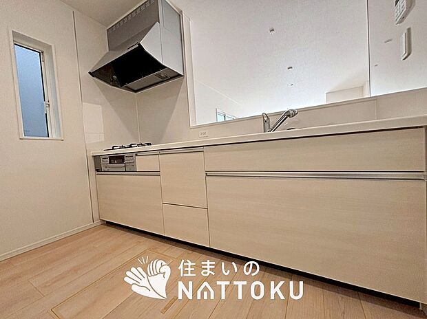 現地写真(キッチン)
収納たっぷりのシステムキッチン、浄水器付水栓を標準装備しています。