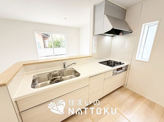 現地写真(キッチン)
収納たっぷりのシステムキッチン、浄水器付水栓を標準装備しています。