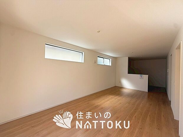 現地写真(リビング)
フローリング材には、木目、色調など木材特有の風合いがあり、ナチュラルな美しさになっています。