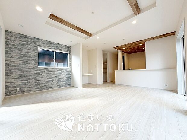 現地写真(リビング)
フローリング材には、木目、色調など木材特有の風合いがあり、ナチュラルな美しさになっています。