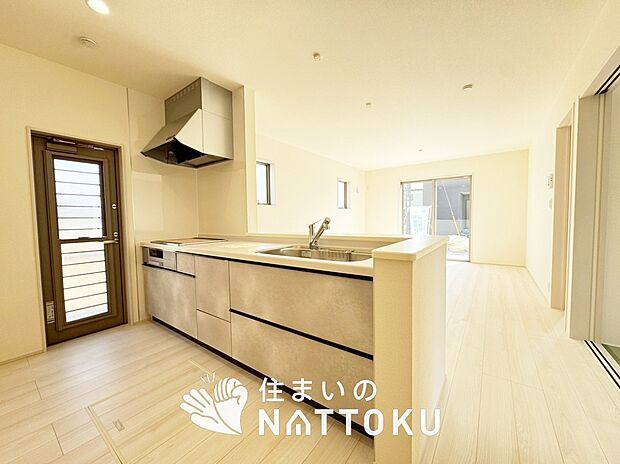 現地写真(キッチン)
収納たっぷりのシステムキッチン、浄水器付水栓を標準装備しています。