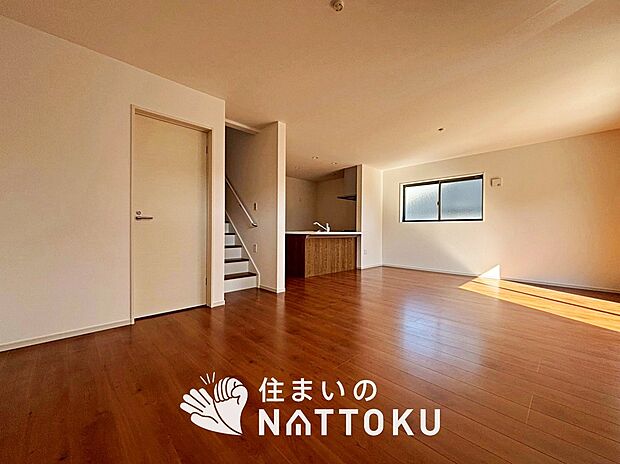 現地写真（リビング）
フローリング材には、木目、色調など木材特有の風合いがあり、ナチュラルな美しさになっています。
