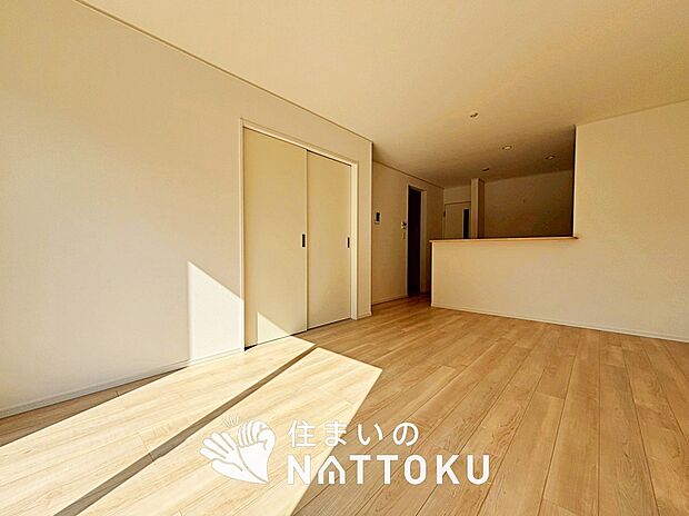 現地写真(リビング)
フローリング材には、木目、色調など木材特有の風合いがあり、ナチュラルな美しさになっています。