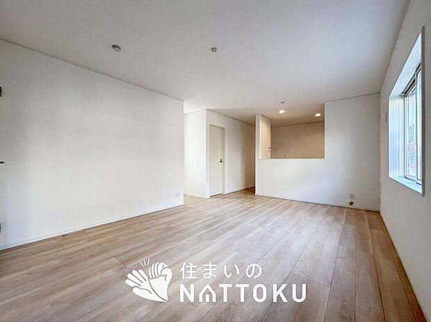 現地写真(リビング)
フローリング材には、木目、色調など木材特有の風合いがあり、ナチュラルな美しさになっています。