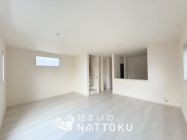 現地写真(リビング)
フローリング材には、木目、色調など木材特有の風合いがあり、ナチュラルな美しさになっています。