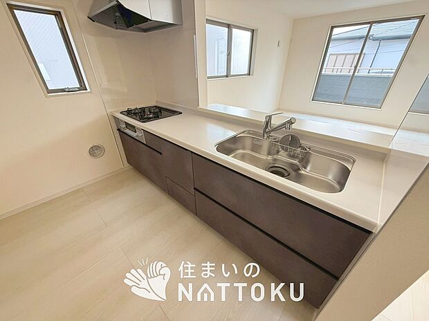 現地写真(キッチン)
収納たっぷりのシステムキッチン、浄水器付水栓を標準装備しています。