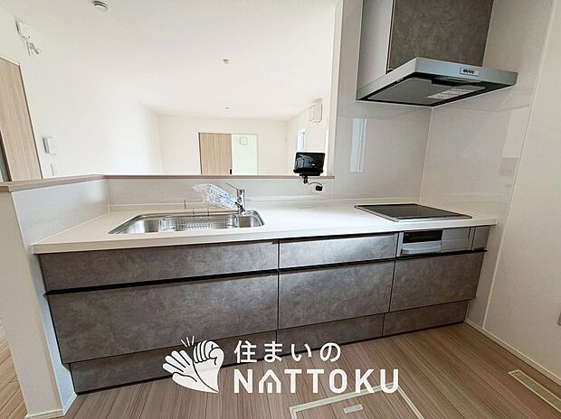 現地写真(キッチン)
収納たっぷりのシステムキッチン、浄水器付水栓を標準装備しています。