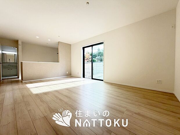 現地写真(リビング)
フローリング材には、木目、色調など木材特有の風合いがあり、ナチュラルな美しさになっています。