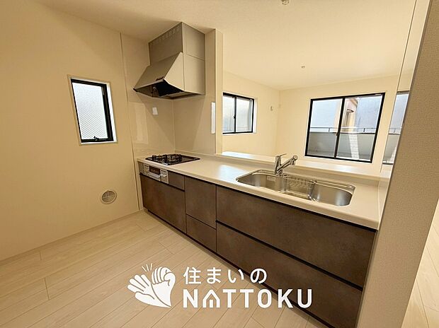 現地写真(キッチン)
収納たっぷりのシステムキッチン、浄水器付水栓を標準装備しています。