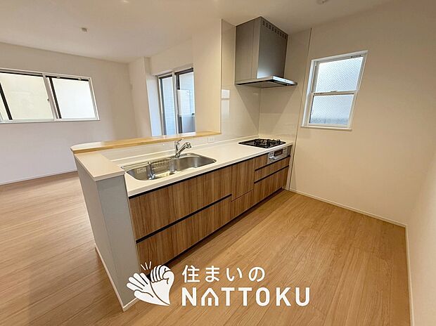 現地写真(キッチン)
収納たっぷりのシステムキッチン、浄水器付水栓を標準装備しています。