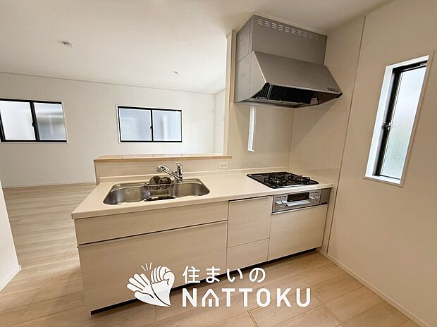 現地写真(キッチン)
収納たっぷりのシステムキッチン、浄水器付水栓を標準装備しています。