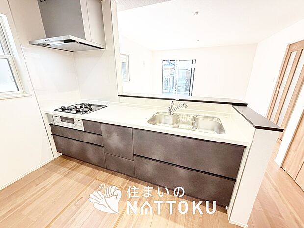 現地写真(キッチン)
収納たっぷりのシステムキッチン、浄水器付水栓を標準装備しています。