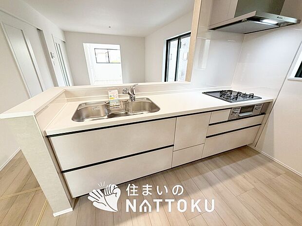 現地写真(キッチン)
収納たっぷりのシステムキッチン、浄水器付水栓を標準装備しています。