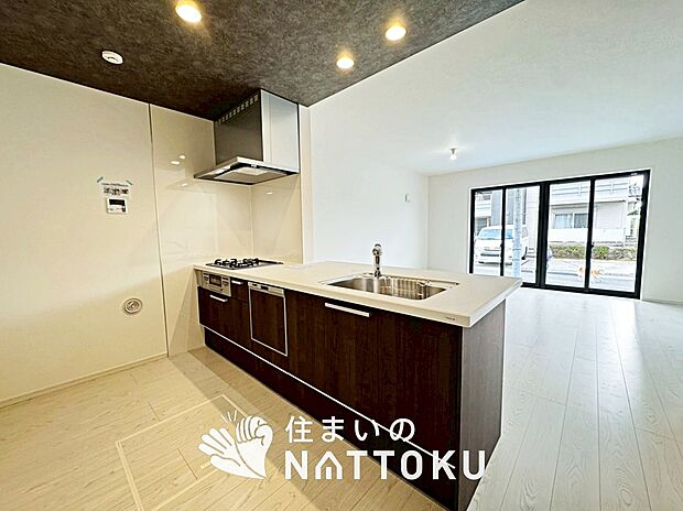 現地写真(キッチン)
収納たっぷりのシステムキッチン、浄水器付水栓を標準装備しています。