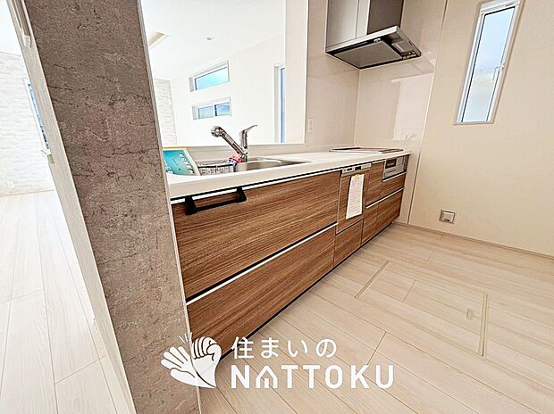 現地写真(キッチン)
収納たっぷりのシステムキッチン、浄水器付水栓を標準装備しています。