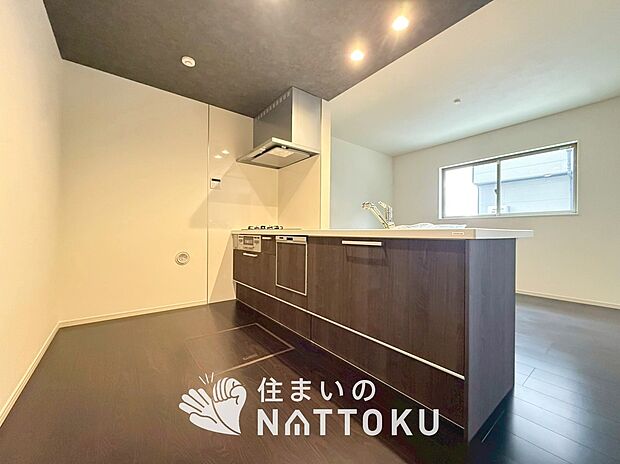 現地写真(キッチン)
収納たっぷりのシステムキッチン、浄水器付水栓を標準装備しています。