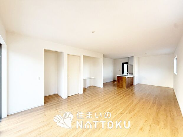 現地写真（リビング）
フローリング材には、木目、色調など木材特有の風合いがあり、ナチュラルな美しさになっています。