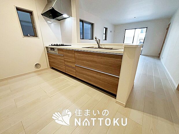 現地写真(キッチン)
収納たっぷりのシステムキッチン、浄水器付水栓を標準装備しています。