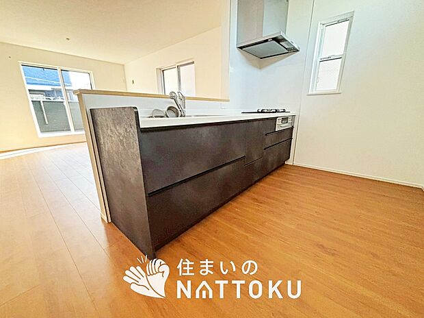 現地写真（キッチン）
収納たっぷりのシステムキッチン、浄水器付水栓を標準装備しています。