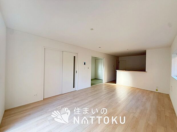 現地写真(リビング)
フローリング材には、木目、色調など木材特有の風合いがあり、ナチュラルな美しさになっています。