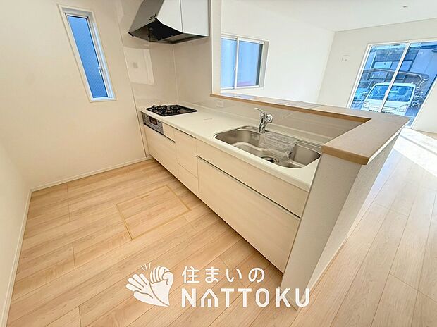 現地写真（キッチン）
収納たっぷりのシステムキッチン、浄水器付水栓を標準装備しています。
