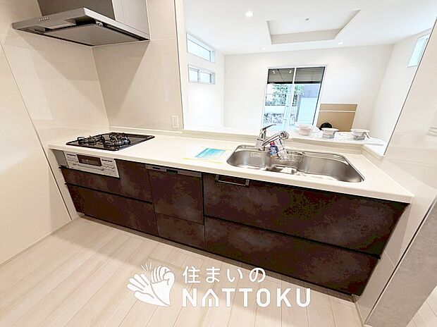 現地写真（キッチン）
収納たっぷりのシステムキッチン、浄水器付水栓を標準装備しています。
