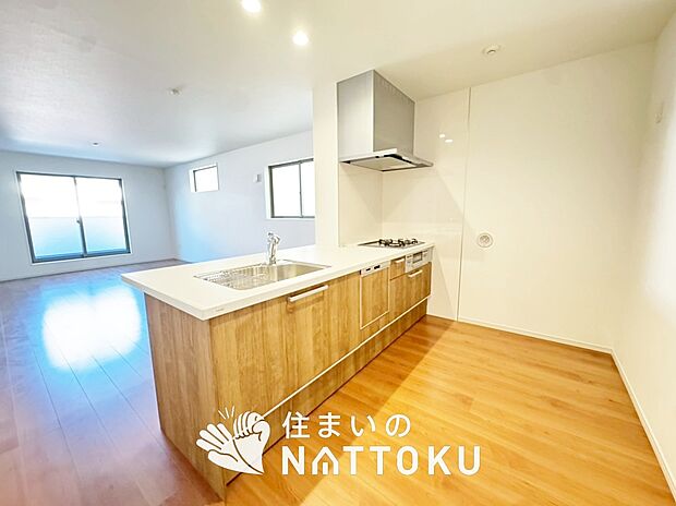 現地写真(キッチン)
収納たっぷりのシステムキッチン、浄水器付水栓を標準装備しています。