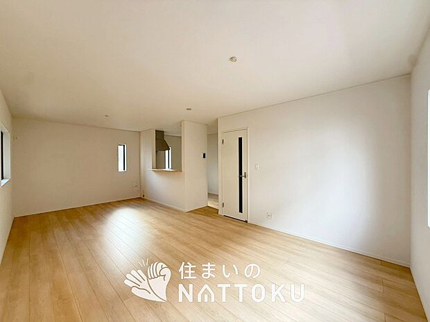 現地写真（リビング）
フローリング材には、木目、色調など木材特有の風合いがあり、ナチュラルな美しさになっています。