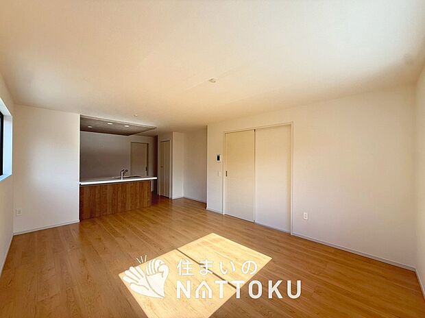 現地写真(リビング)
フローリング材には、木目、色調など木材特有の風合いがあり、ナチュラルな美しさになっています。