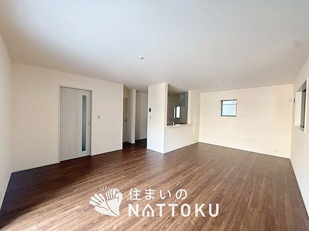 現地写真(リビング)
フローリング材には、木目、色調など木材特有の風合いがあり、ナチュラルな美しさになっています。